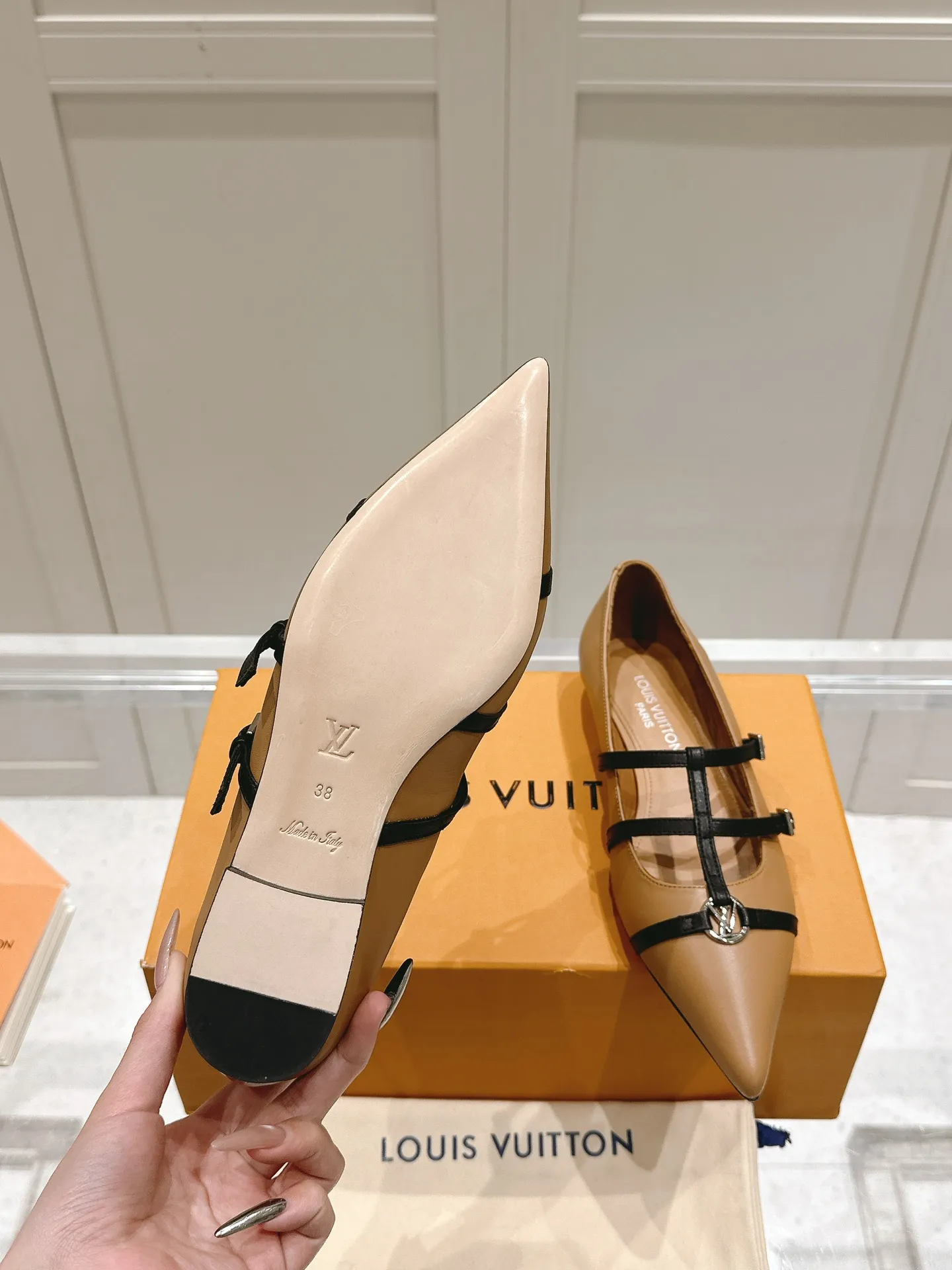 👟👟Ex-factory price 680👟👟 L V➕ Murakami Takashi co-branded series top quality louis vuitton ss25 new arrival～ LV.2025 spring and summer series｜new pointed toe high heels🆕 The small pointed toe of the eagle is matched with a hollow leather strip and a small square buckle to adjust the tightness, and the LV hardware "logo" is embellished, and the details and texture are particularly high-end! The sharp styling effect is a visual feast💯It is difficult to conceal the elegant temperament of LV. It is easy to wear, comfortable, sexy and exquisite ~ Grade A sheepskin lining is soft and breathable. The genuine leather outsole imported from Italy is easy to wear and will not tire your feet. Size: 35-40 (41 customized items are non-refundable)